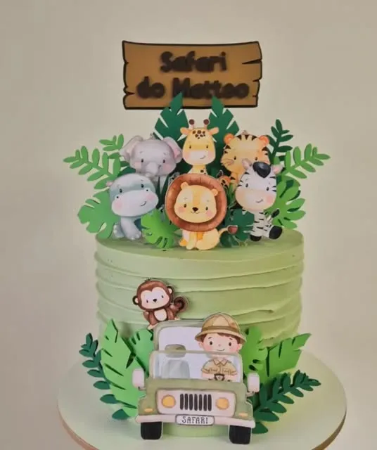 Topo de bolo tema safári com leão, girafa, elefante e carrinho de safari