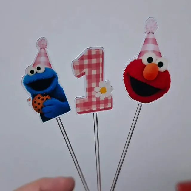 Topos de bolo Vila Sésamo com Elmo e Come-Come e número 1 xadrez